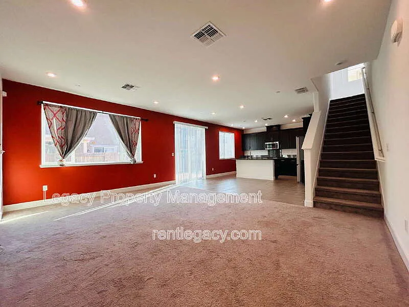 4 bed, 3.0 bath, 1942 sqft, $3,450 — Photo 4