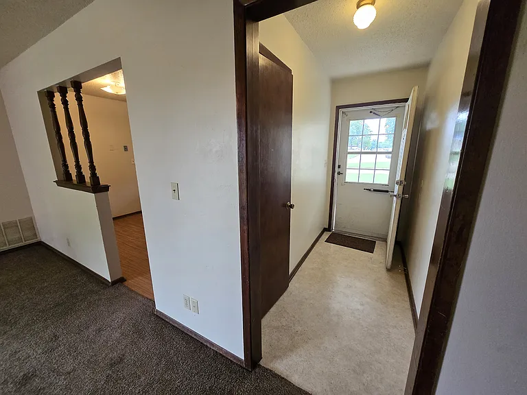 Crest Dr — Photo 4