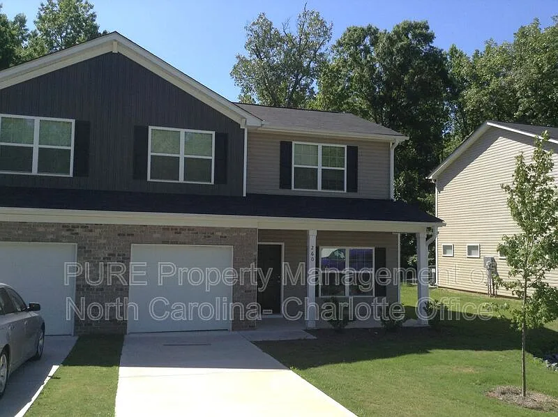 3 bed, 2.5 bath, 1368 sqft, $1,525 — Photo 3