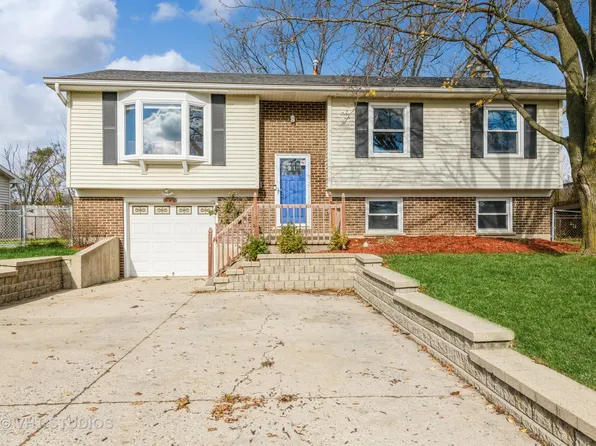 980 Brush Hill Ln, Lake Zurich, IL 60047