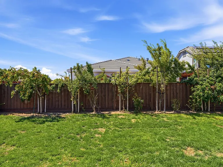 453 Diamond Peak Ln — Photo 40