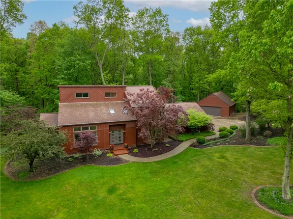 156 Briar Hill Dr, Zelienople, PA 16063