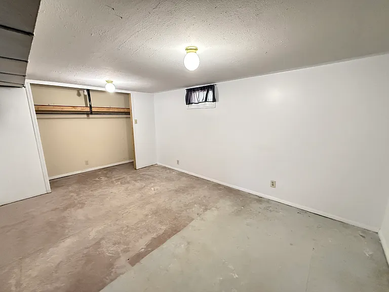 895 Russell St — Photo 11