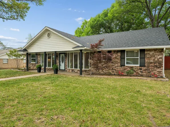 17 Lincolnshire Cir, Bedford, TX 76021