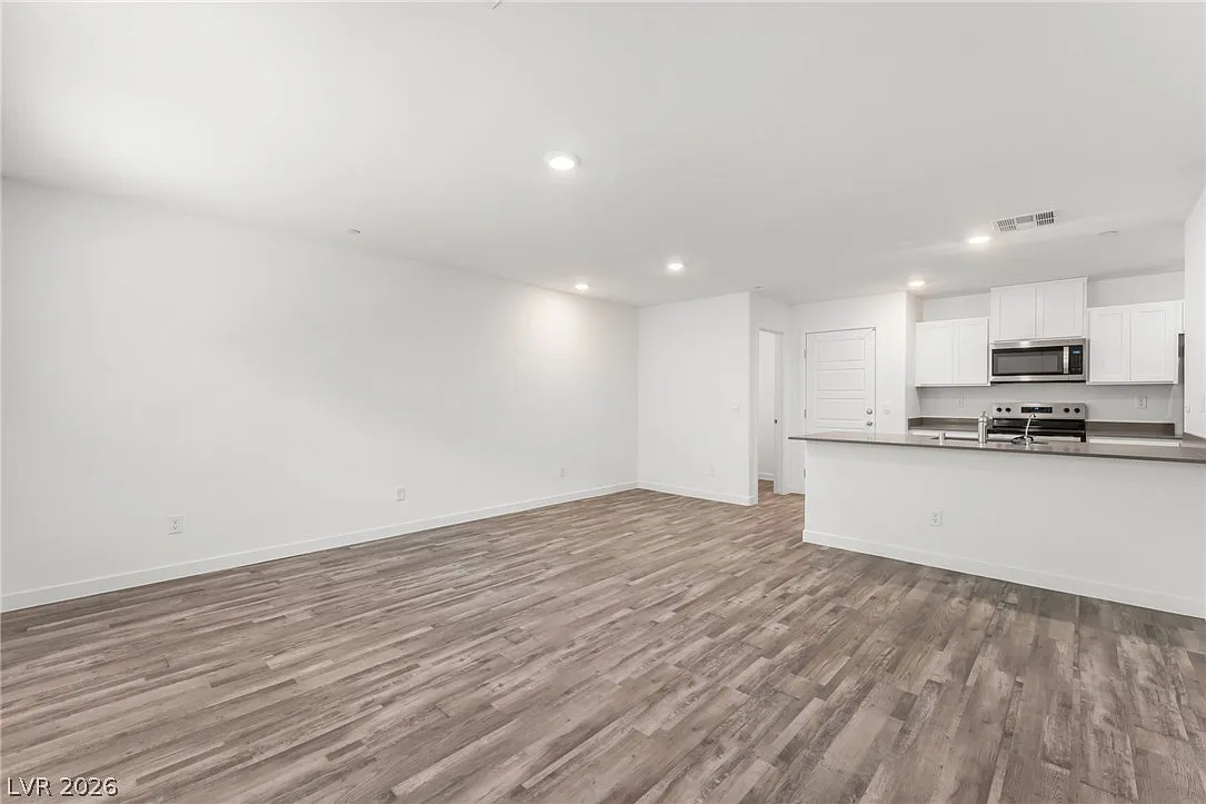 3 bed, 2.5 bath, 1311 sqft, $2,045 — Photo 4