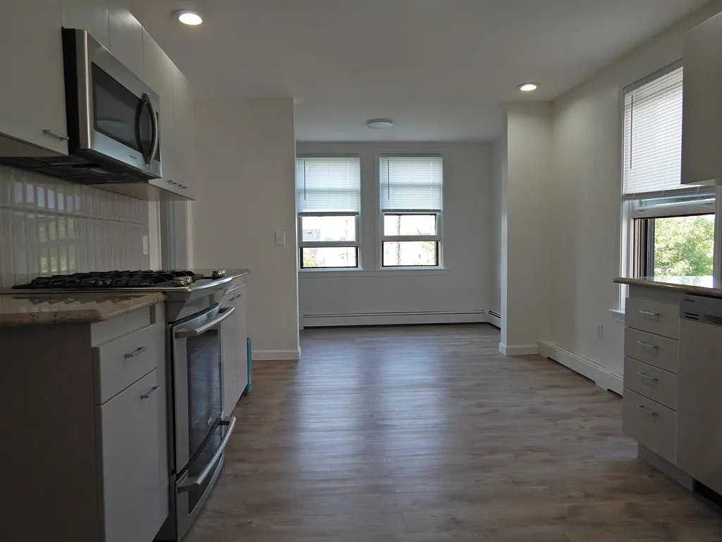 2 bed, 800 sqft, $2,700 — Photo 2
