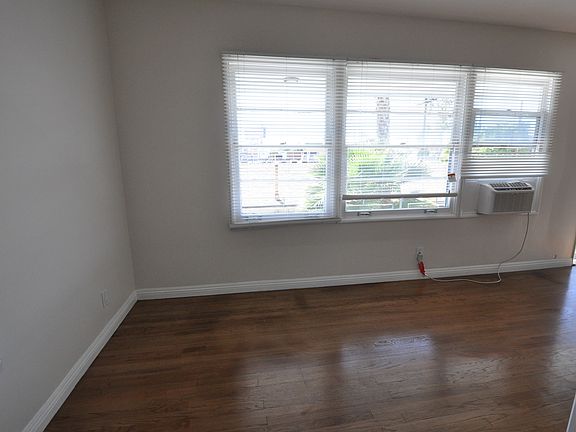 3rd image of 10924 Camarillo St APT 06