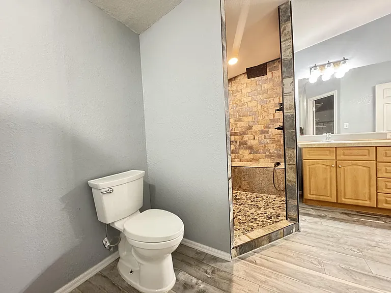 4879 N Monterey Dr — Photo 8