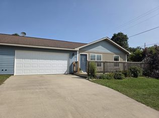 304 4th St, Delhi, IA 52223