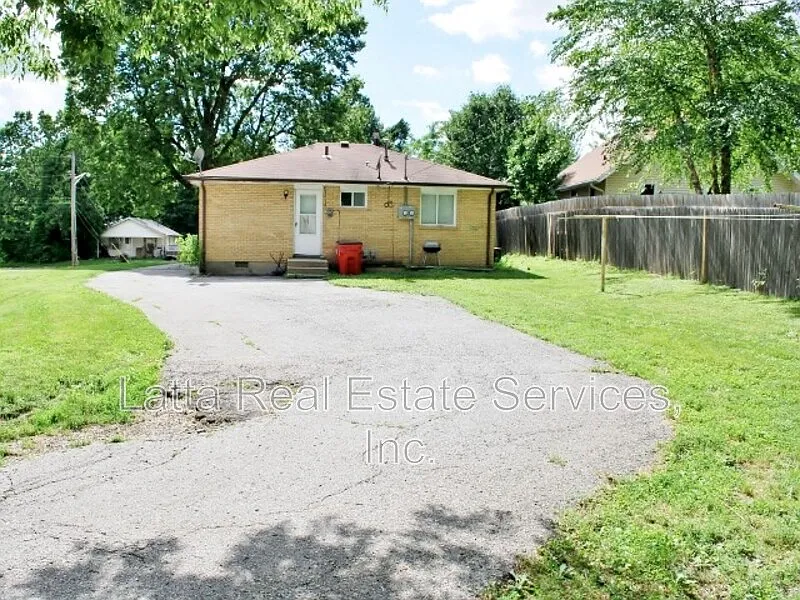 2 bed, 1.0 bath, 735 sqft, $1,075 — Photo 2