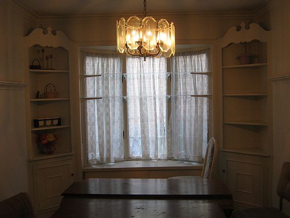 Dining room with built ins!