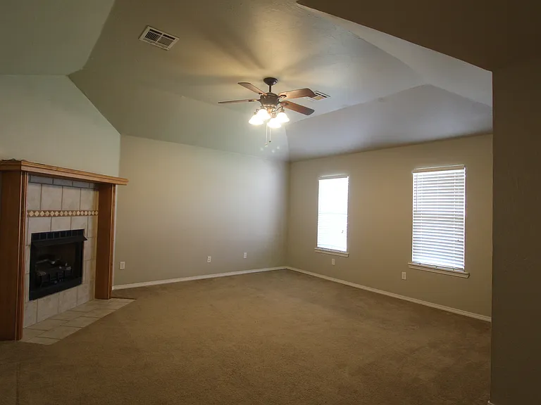 911 Lauren Ln — Photo 2