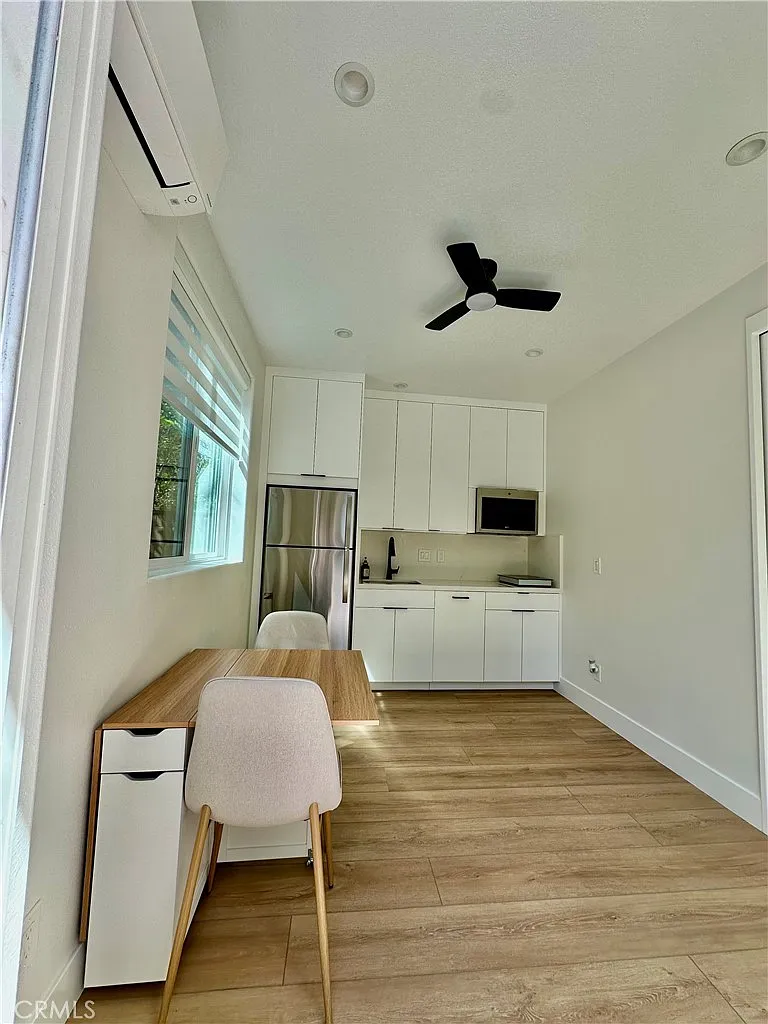 1 bed, 300 sqft, $2,350 — Photo 3