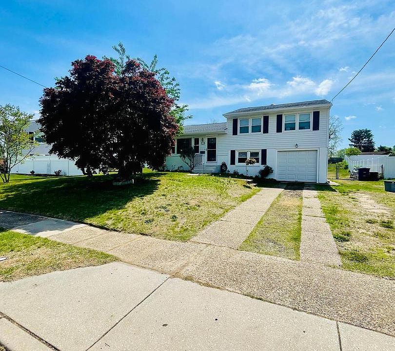 1st image of 218 Hendrickson Ave