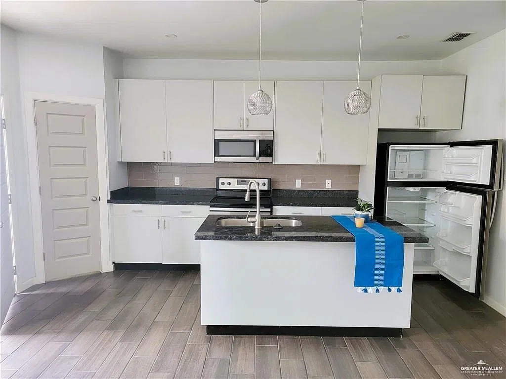 2 bed, 2.0 bath, 1058 sqft, $1,100 — Photo 4