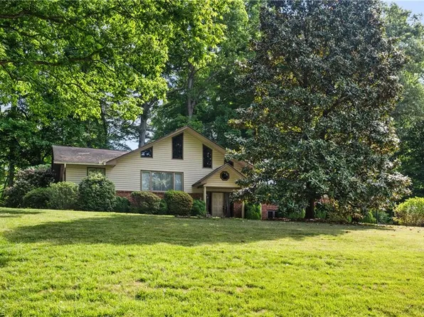 421 Flyntvalley Dr, Winston Salem, NC 27104