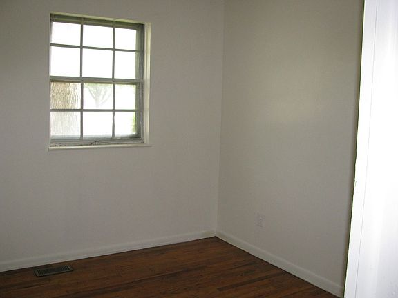 Bedroom w/hardwood floors