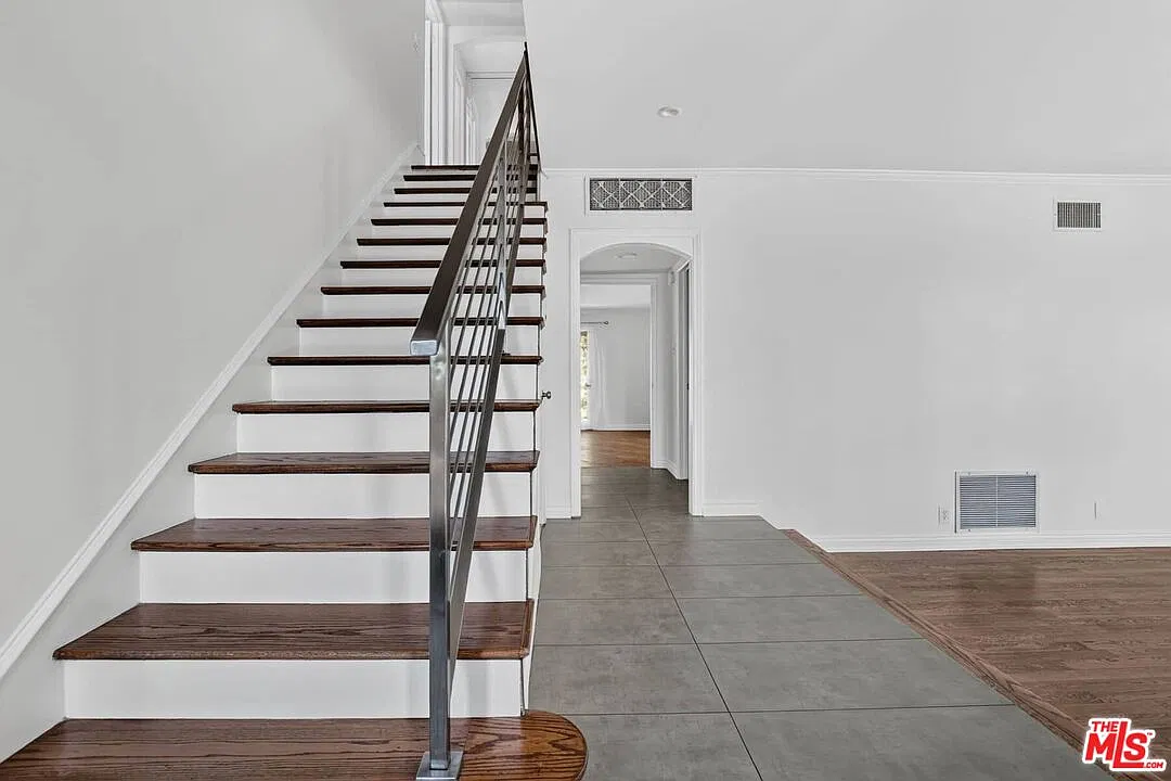 5 bed, 2.5 bath, 2922 sqft, $10,000 — Photo 3