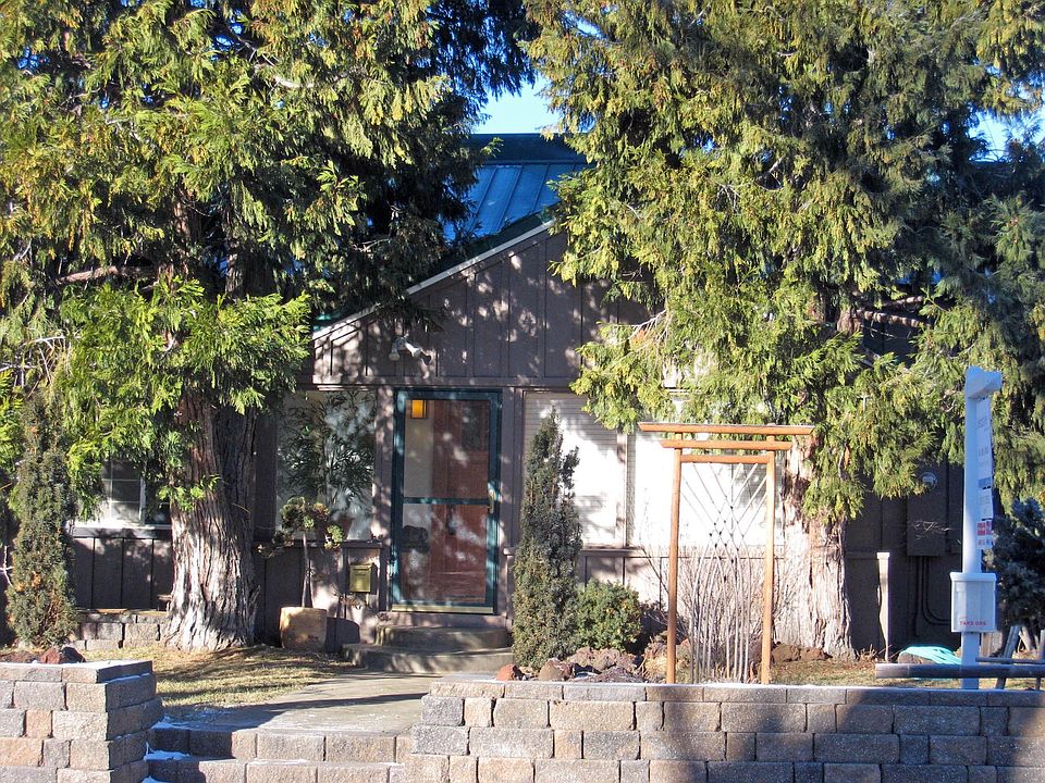 Cottage style home 1 block from Deschutes River and short stroll to downtown.