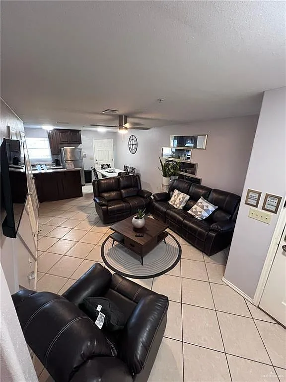 3 bed, 2.5 bath, 4498 sqft, $995 — Photo 3