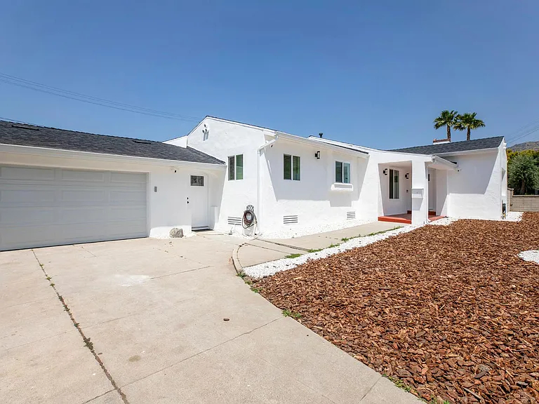 2225 Scott Rd — Photo 2