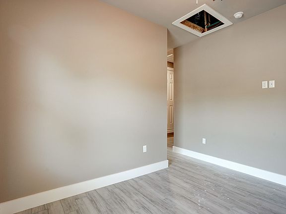 5th image of 305 Anderson Ln Unit A