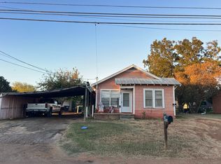 216 W Hugo St, Dilley, TX 78017