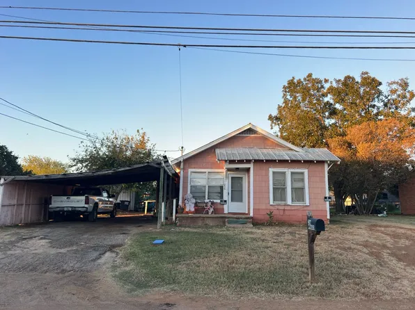216 W Hugo St, Dilley, TX 78017