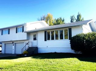 1209 18 1/2 Ave SW, Minot, ND 58701