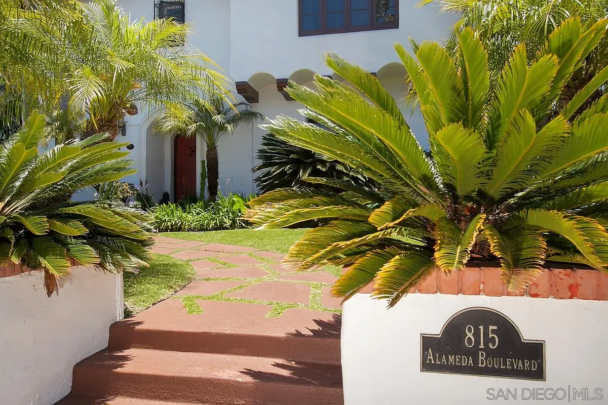 4 bed, 3.5 bath, 3680 sqft, $12,000 — Photo 2