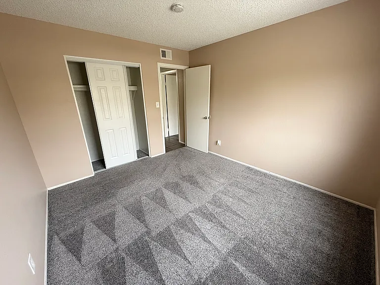 5847 N 48th Dr — Photo 16
