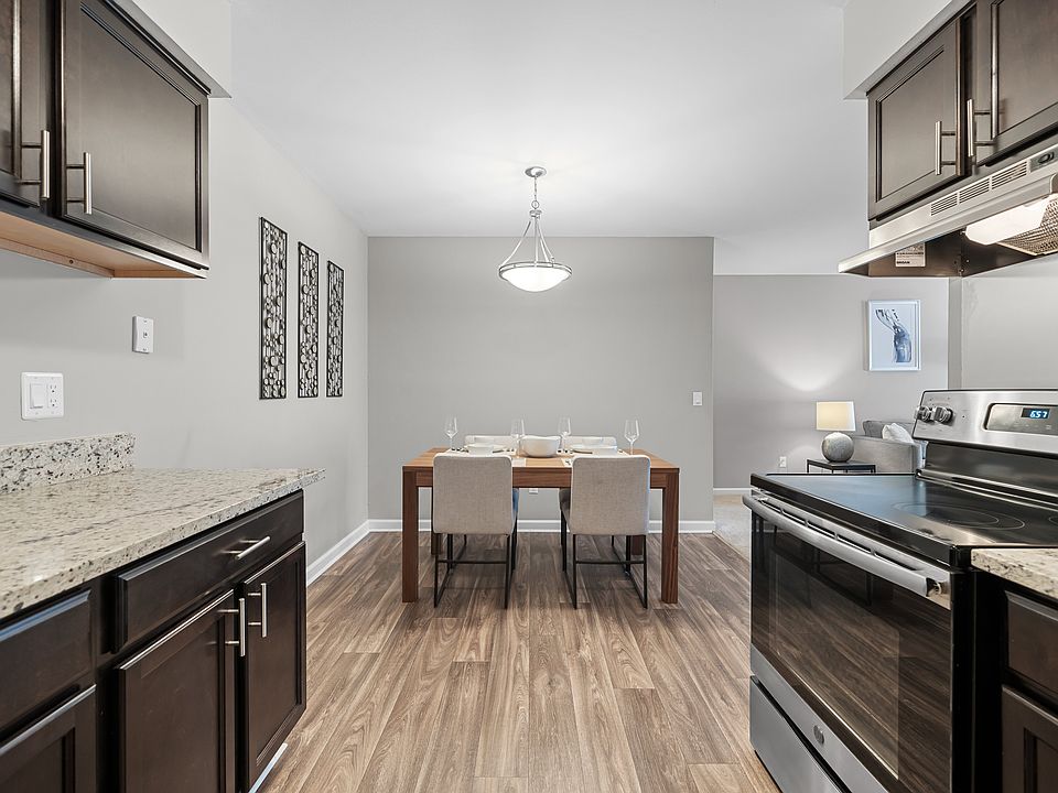 Dining Area at Lakeside Village Apartments, Clinton Township, MI, 48038