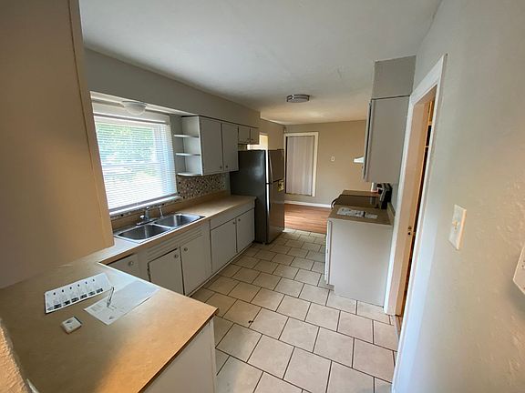 3rd image of 9821 Winkler Dr