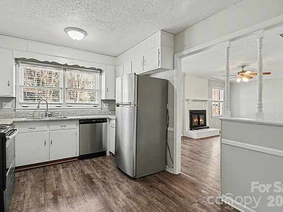 3rd image of 3220 Cross Winds Rd