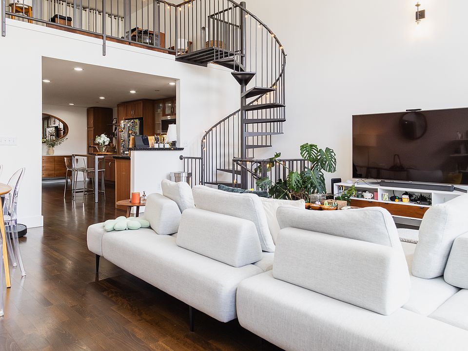 Main Level / 2nd Floor: Living room