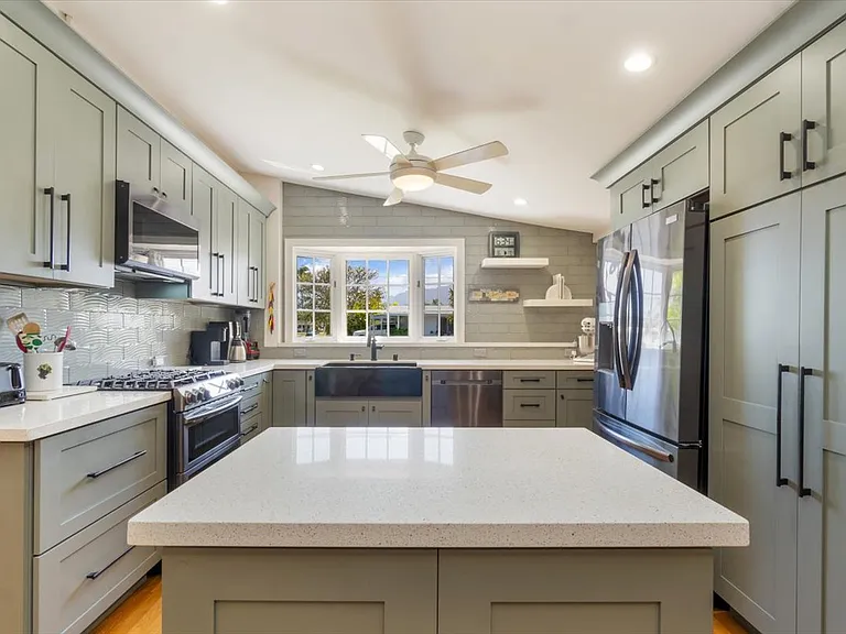 Recently remodeled custom kitchen with top end appliances. Lots of counter space and storage! Large bay window looks out onto the neighborhood and Koolau Mountain range beyond. Light and airy!