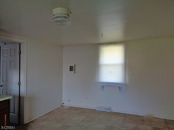 4th image of 82 Castle Heights Ave