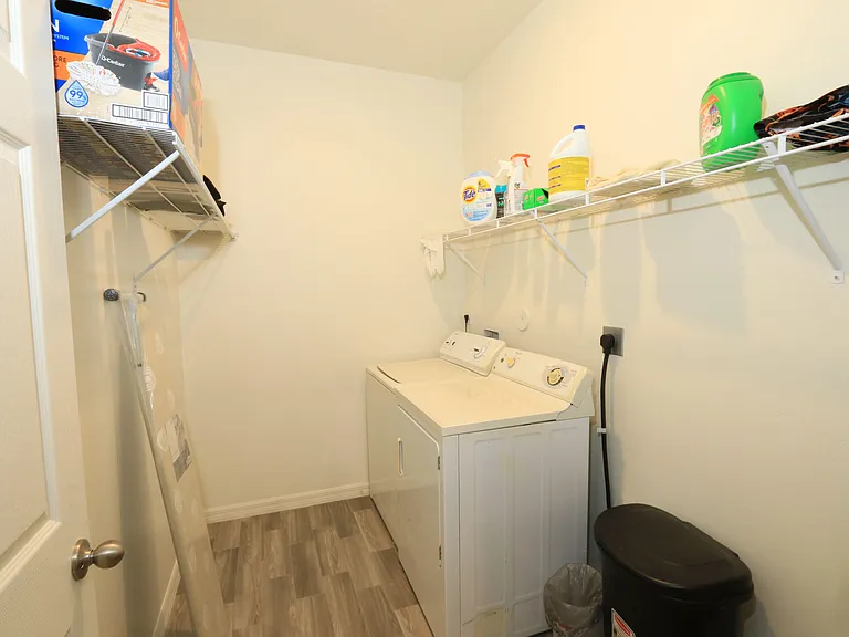 592 SW Dauphin Ave — Photo 25