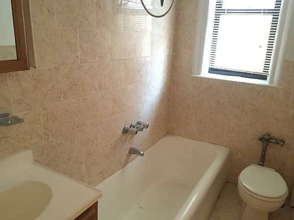 2nd image of 250 E 21st St