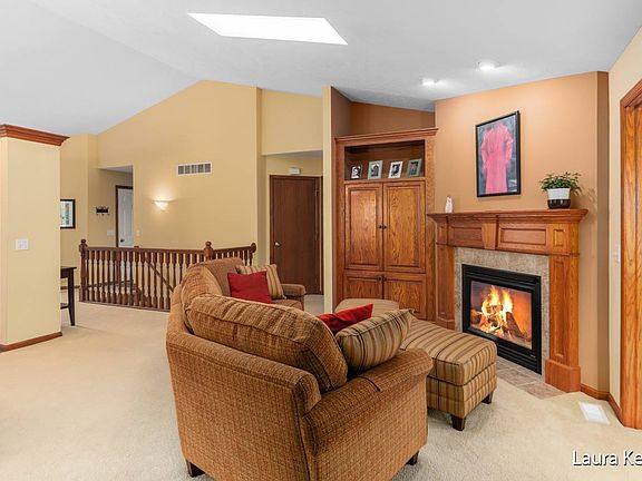 4th image of 2131 Krislin St NE
