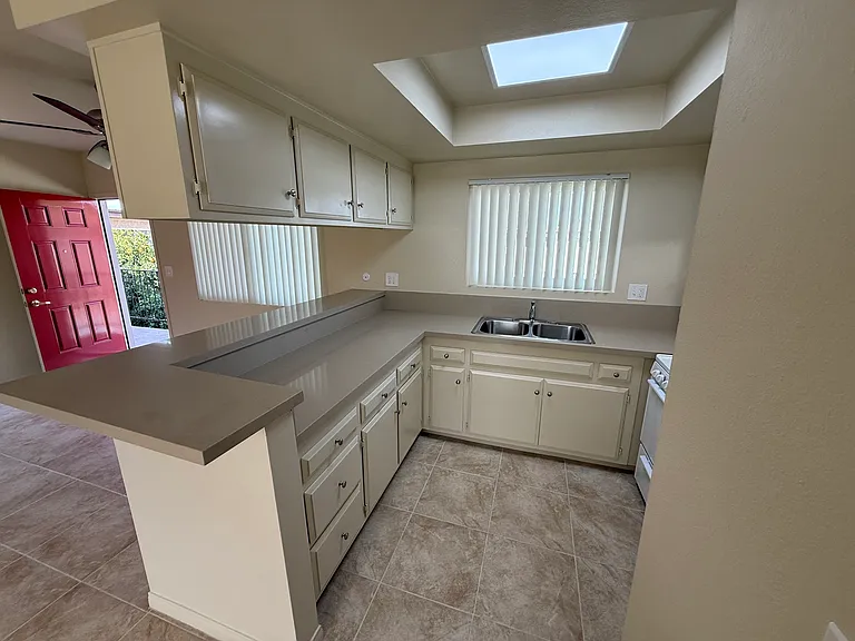 1540 E. Canfield Lane — Photo 3
