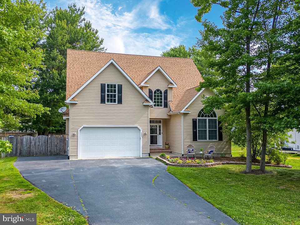 1st image of 302 Larch Pl