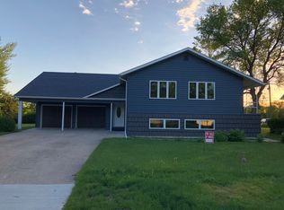 122 Golf Ter, Crookston, MN 56716