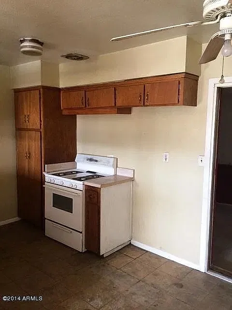 3 bed, 1.5 bath, 936 sqft, $1,800 — Photo 2