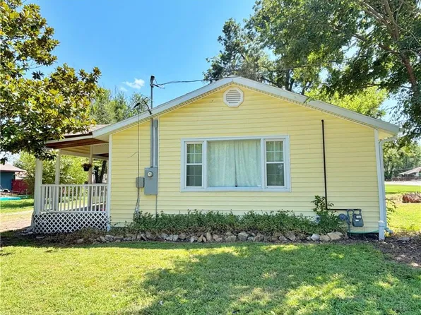203 E Maple St, Girard, KS 66743