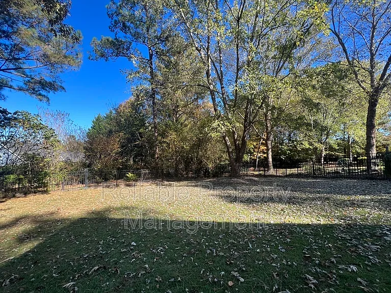 1004 Melville Ln — Photo 4