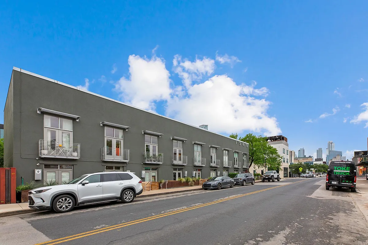 Building Photo - 1305 E 6th St #13