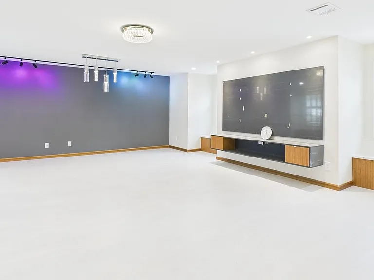 702 Daria Ct — Photo 39