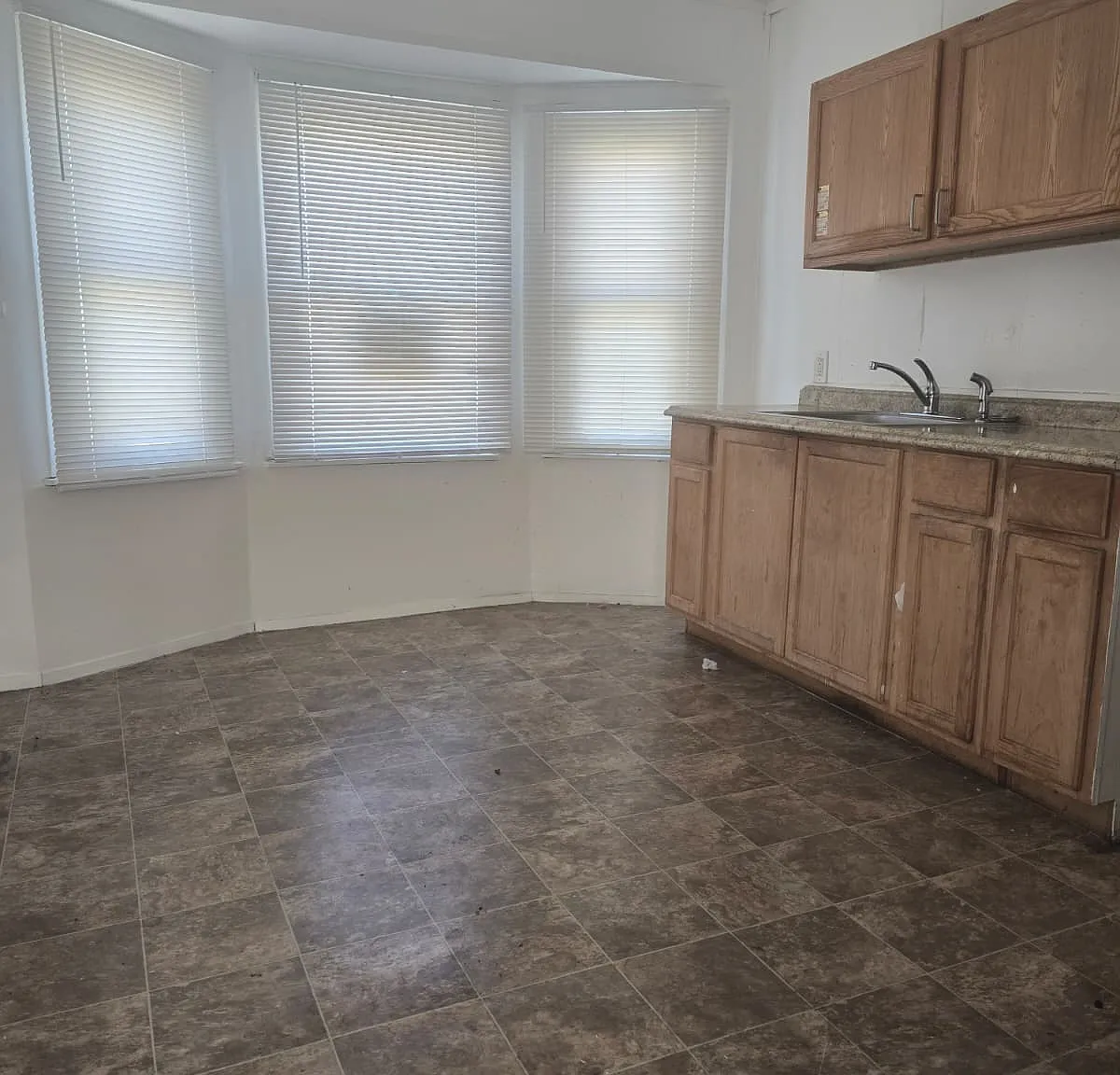 3 bed, 852 sqft, $1,100 — Photo 3