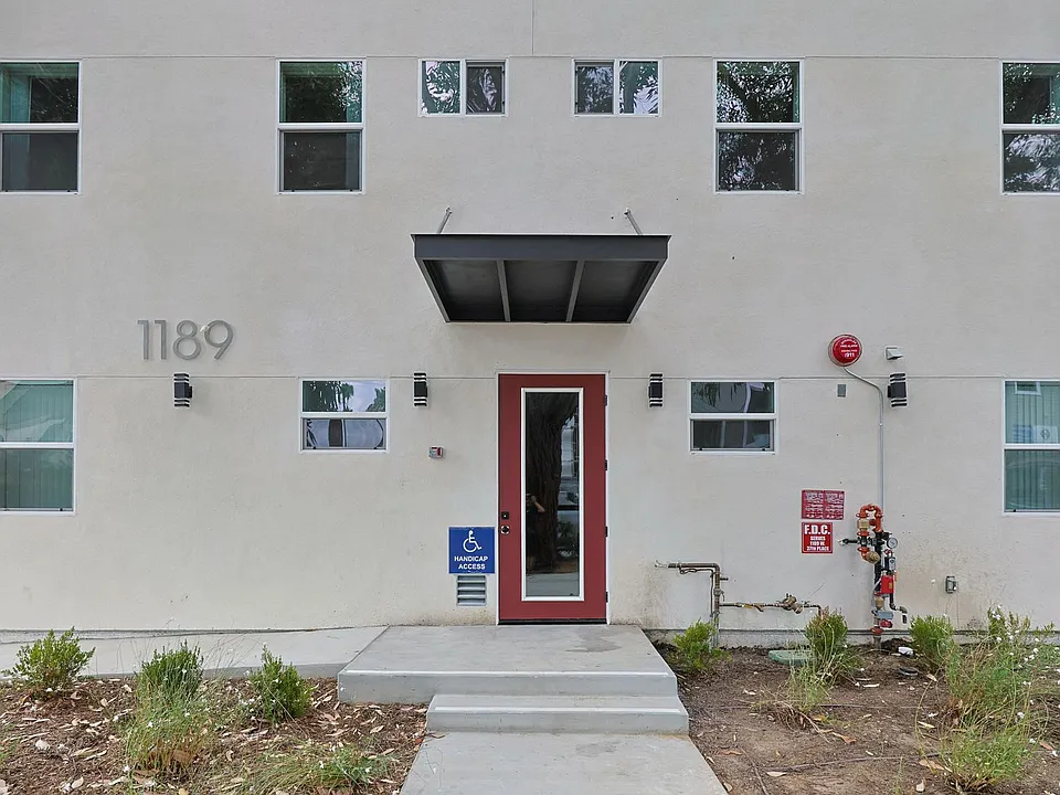 1189 W 37th Pl